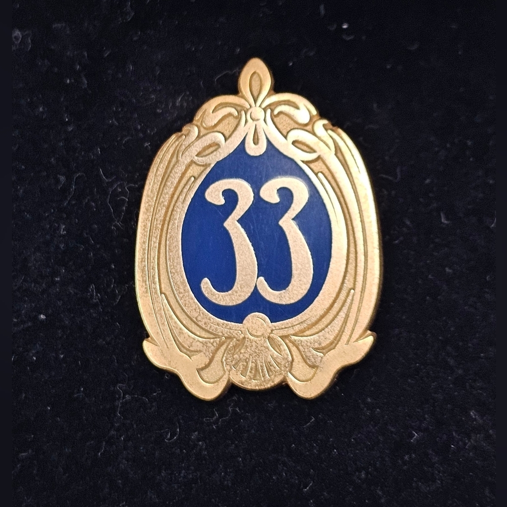 Disney Gold and Blue Club 33 Pin - Picture 4 of 7